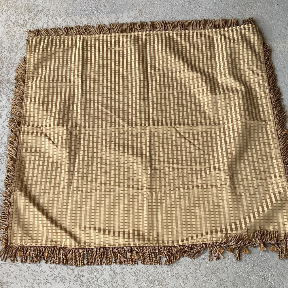 42-45” Reversible Table Topper - Picture 3 of 4